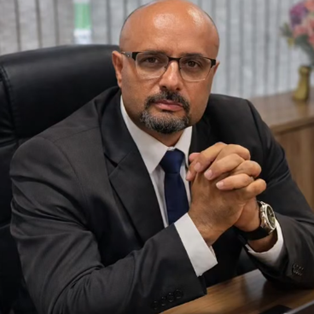 Retrato profissional de Alexandre André Ribeiro da Silva, advogado, em seu escritório